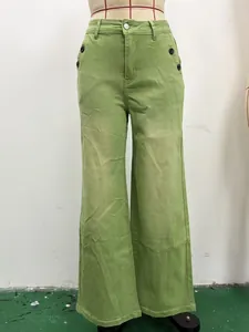 Pantalon en jean rétro vert à taille haute et jambe large pour femme sur mannequin
