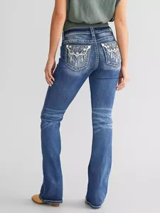 Vista posteriore dettagliata di jeans a zampa da donna con ricamo elaborato sulle tasche