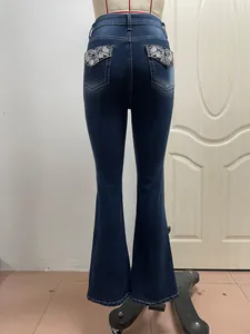 Vista posteriore di jeans a zampa retrò da donna con ricami floreali dettagliati