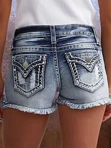 Achteraanzicht van distressed denim shorts met geborduurde zakken en rafelrand