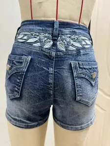 Detalle trasero de pantalones cortos vaqueros con bordado de hojas y bolsillos con solapa