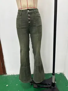 Vooraanzicht van olijfgroene flared jeans met hoge taille en knoopsluiting op een mannequin