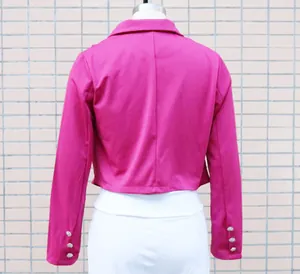 Rückansicht eines magentafarbenen Kurzblazers mit silbernen Zierknöpfen an den Ärmeln