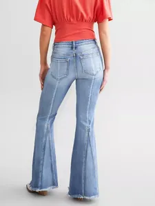 Vista posteriore dettagliata di jeans a zampa blu chiaro con spacchi laterali e orli