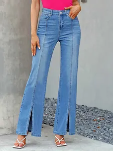 Vista dettagliata dei jeans slim azzurri da donna con eleganti spacchi frontali sul fondo