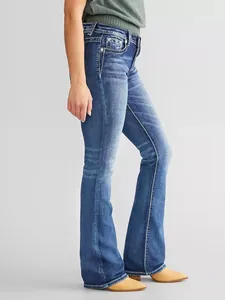 Vista laterale di eleganti jeans a zampa da donna con ricami dettagliati sulle tasche.