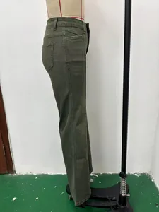 Gedetailleerd zijaanzicht van een stijlvolle donker olijfgroene stretch flare jeans.