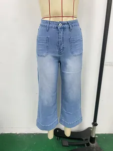 Vue de face détaillée d'un jean large délavé bleu clair style culotte sur un mannequin.