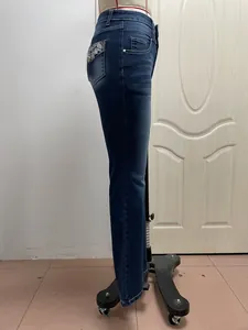 Vista laterale dettagliata di questi jeans vintage da donna con la tasca ricamata.