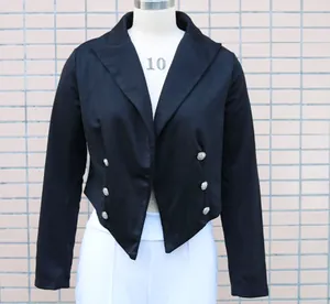 Detailansicht eines schwarzen Kurzblazers mit zweireihigen Silberknöpfen.
