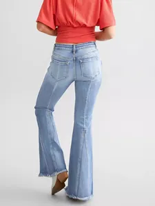 Vista dettagliata della vestibilità posteriore e dell'orlo a spacco dei jeans flare