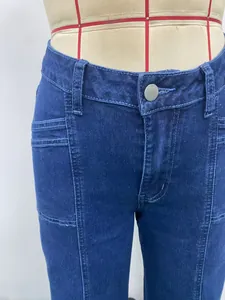 Gros plan détaillé d'un jean bleu pour femme à taille haute avec coutures et bouton métal