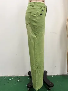 Vue latérale détaillée d'un pantalon large vert rétro avec boutons et poche arrière