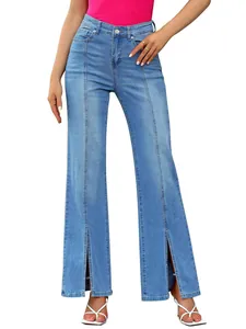 Dettaglio degli spacchi anteriori e delle cuciture verticali sui jeans a zampa blu