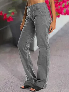 Vue détaillée du jean gris femme coupe droite avec une taille élégante à double boutonnage