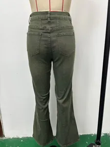 Gedetailleerd achteraanzicht van slim fit flared jeans voor dames in olijfgroen