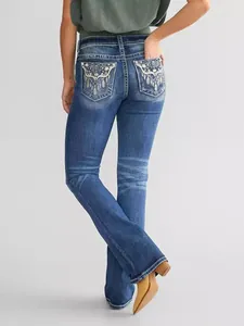 Vista posteriore di jeans a zampa blu da donna con eleganti ricami bianchi sulle tasche
