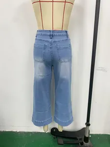 Vue arrière d'un pantalon court en denim délavé bleu clair sur un mannequin de couture