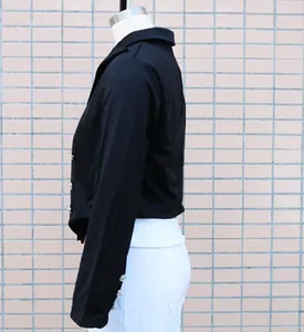 Detaillierte Seitenansicht eines schwarzen kurz geschnittenen Blazers am Mannequin.