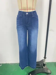 Détail de jeans bleus à jambes larges avec poches plaquées sur un mannequin de couture