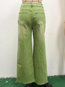 Vue arrière détaillée d'un jean large vert à taille haute présenté sur un mannequin