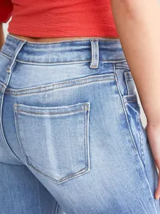 Dettaglio della tasca posteriore e della vita dei jeans a zampa blu a vestibilità slim