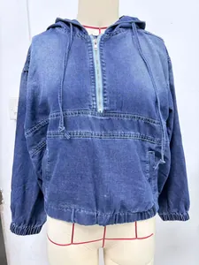 Vista detallada de una chaqueta con capucha para mujer en denim azul lavado con media cremallera