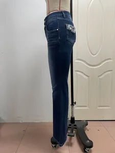 Vista laterale di jeans denim retrò blu scuro con ricamo floreale sulla tasca posteriore