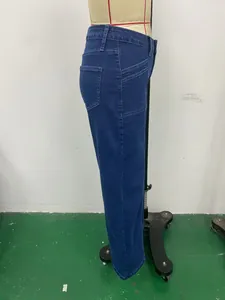 Vue détaillée d'un jean en denim bleu foncé à taille haute et jambe large sur un mannequin