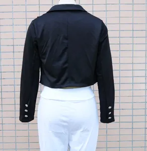 Detaillierte Rückansicht eines schwarzen Damen-Kurzblazers mit eleganten Ärmelknöpfen.