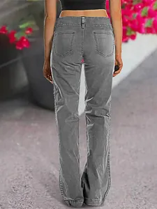 Vue arrière d'un jean droit gris pour femme montrant la coupe et les poches
