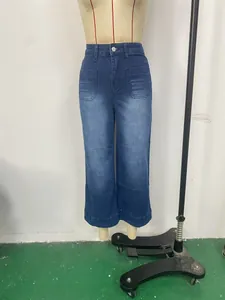 Vue détaillée d'un pantalon culotte en jean bleu délavé sur un mannequin