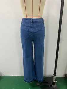 Vue arrière détaillée d'un jean en denim bleu à jambes larges sur un mannequin de couture