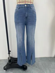 Vista dettagliata di jeans slim a vita alta con spacchi anteriori e cuciture decorative.