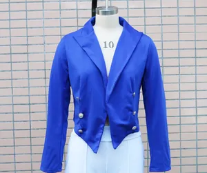 Nahaufnahme eines königsblauen Kurzblazers mit stilvollen silbernen Knopfdetails