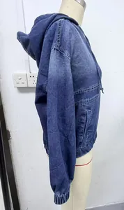 Vista lateral de chaqueta bomber con capucha en mezclilla azul