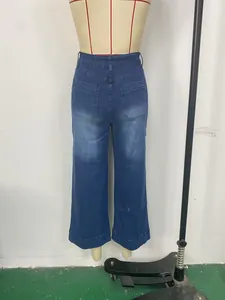 Vue arrière d'un jean large à taille haute en bleu délavé avec deux poches arrière
