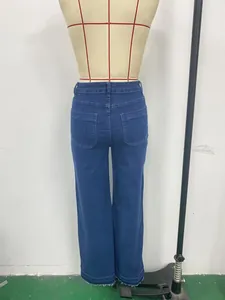 Détail de la vue arrière et des poches d'un jean bleu à jambes larges sur un mannequin