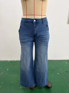 Pantalon en jean large bleu vintage avec détails de boutons sur mannequin de couture