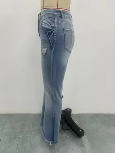 Vista laterale di jeans svasati azzurri slim fit con dettagli usurati e orlo.