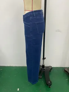 Vue de profil latéral d'un jean bleu foncé à jambes larges pour femmes sur un mannequin.