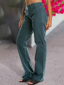 Jean droit moderne pour femme avec taille à double boutonnage en bleu canard foncé.