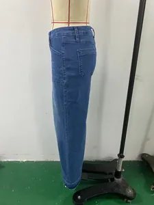 Profil latéral d'un jean bleu à taille haute et jambes larges pour femme sur mannequin