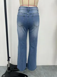 Vista posteriore dettagliata che mostra le tasche e la vestibilità dei jeans blu.