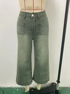 Vue détaillée d'un jean court large en denim lavé vert olive sur un mannequin de couture.