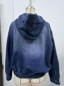 Vista trasera de la chaqueta bomber con capucha de mezclilla azul con dobladillo elástico