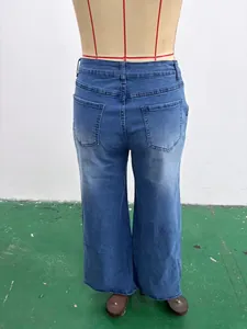 Vue arrière d'un jean vintage bleu à jambes larges pour femmes sur un mannequin d'exposition
