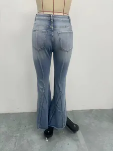 Vista posteriore dei jeans a zampa slim fit da donna con dettaglio spacco gamba