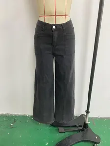 Vue détaillée de face du jean large gris foncé pour femme à taille haute extensible