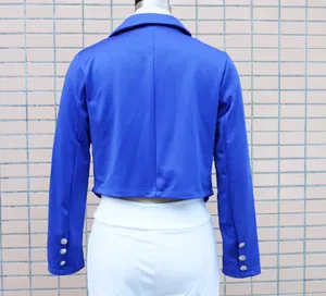 Rückansicht eines blauen kurz geschnittenen Blazers mit langen Ärmeln auf Mannequin